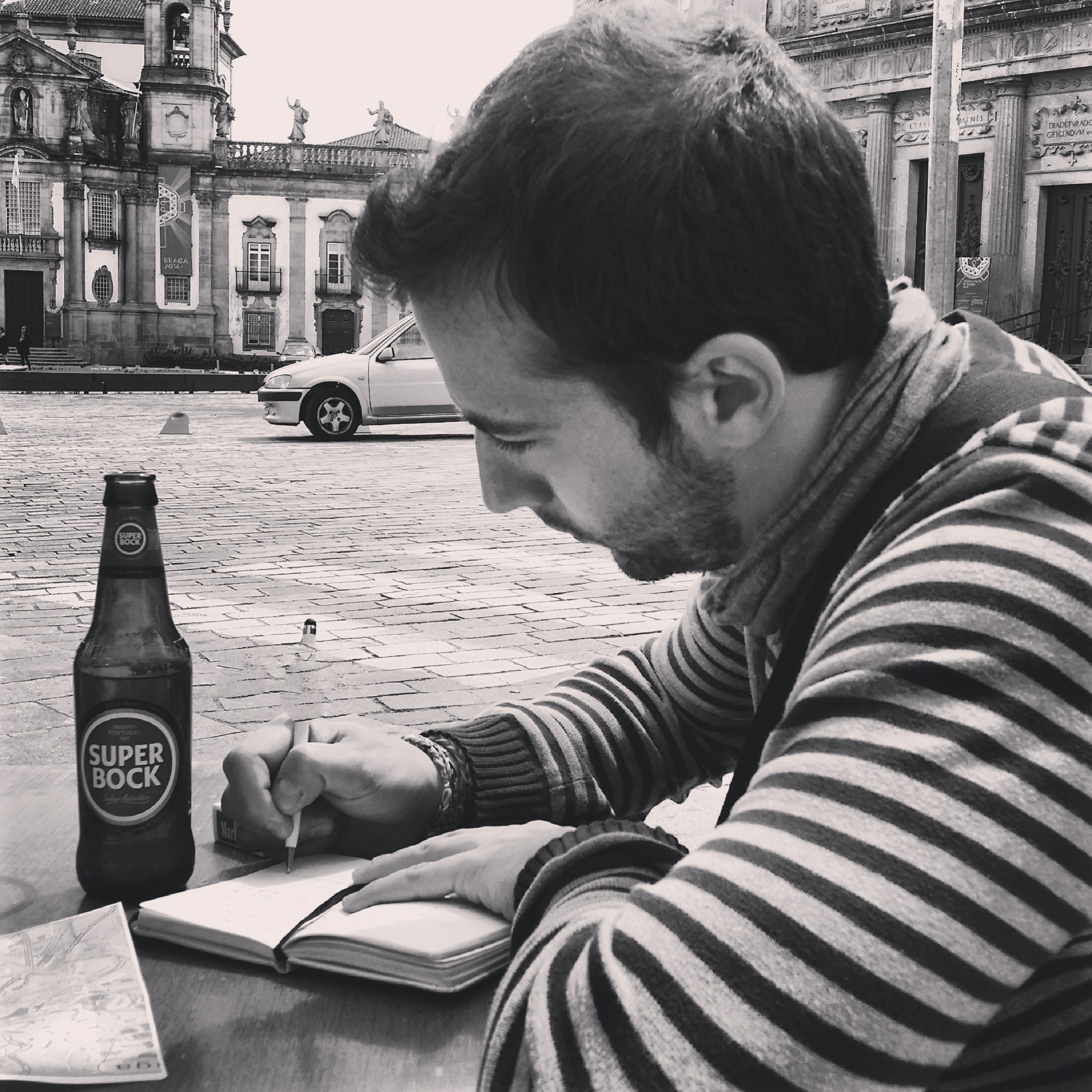 Jesús Illán escribiendo en una libreta